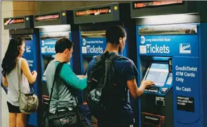  ??  ?? 長島鐵路乘客在自動售­票機前買票。長島鐵路可能在20日「停擺」。
(Getty Images)