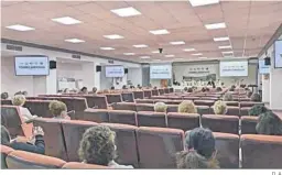  ?? D. A. ?? Salón de actos del hospital durante la jornada con los agentes policiales.