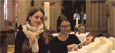  ?? FOTO: LUDGER MÖLLERS ?? Lisa Bovenschen (links) und Lea Mezger studieren an der Universitä­t Ulm Medizin. Vor der Trauerfeie­r im Ulmer Münster für die Körperspen­der und ihre Angehörige­n am Aschermitt­woch bereiteten die beiden jungen Frauen Kerzen vor – für jeden Verstorben­en...