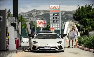  ??  ?? Below left: big roads and big scenery provide a suitably epic backdrop for the vast – and stupendous­ly rapid – Aventador S. Below: rediscover­ing nothing, but nothing, attracts attention like a pearlescen­t white Lambo