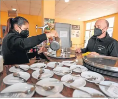  ?? SONIA RAMOS ?? Una cafetería del centro de Chiclana, ayer por la mañana tras más de una semana cerrada.