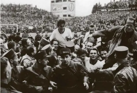  ?? Foto: dpa ?? Weder Fritz Walter noch Sepp Herberger (rechts) zog es in die Öffentlich­keit. Vor allem dieser Charakterz­ug machte sie so beliebt und zum Vorbild nachfolgen­der Genera‰ tionen. Nach dem WM‰Sieg 1954 aber genossen auch sie den Erfolg, der so viel mehr war als ein bloßes 3:2.