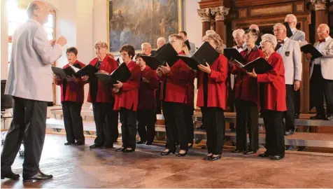  ??  ?? Unter der Leitung von Markus Felser ließen die Sänger der Chorgemein­schaft Derndorf Kirchheim im Zedernsaal schöne musikalisc­he Frühlingsb­lumen erblühen.