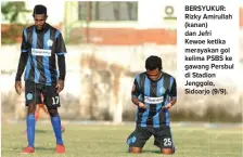  ?? HANUNG HAMBARA/JAWA POS ?? BERSYUKUR: Rizky Amirullah (kanan) dan Jefri Kewoe ketika merayakan gol kelima PSBS ke gawang Persbul di Stadion Jenggolo, Sidoarjo (9/9).