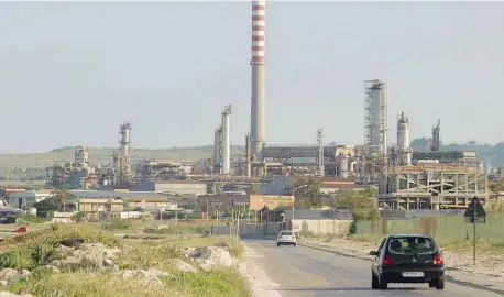  ?? Ansa/LaPresse ?? Il colosso del petrolio Al centro, Claudio Descalzi, ad Eni In basso, il pm Giancarlo Longo e l’avvocato Giuseppe Calafiore