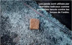  ?? ?? Les pavés sont utilisés par
certains radicaux comme projectile­s lancés contre les
forces de l’ordre.