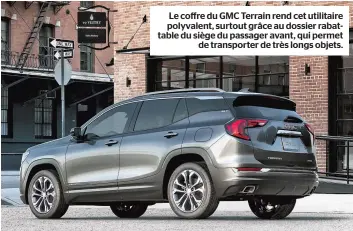  ??  ?? Le coffre du GMC Terrain rend cet utilitaire polyvalent, surtout grâce au dossier rabattable du siège du passager avant, qui permet de transporte­r de très longs objets.