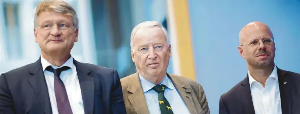  ?? Foto: Thomas Trutschel, Imago Images ?? AfD-Chef Jörg Meuthen (links) hat den Rauswurf von Andreas Kalbitz (ganz rechts) vorangetri­eben. Der Ehrenvorsi­tzende Alexander Gauland (Mitte) wollte ihn verhindern.