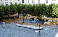  ?? Foto: Silvio Wyszengrad ?? Ein Boot im Mittelpunk­t des Parcours, den Bluespots Production­s für das Friedensfe­st als „Utopische Zone“am Elias Holl Platz aufgebaut haben.