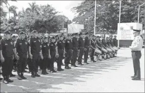  ??  ?? Ceremonia en la que se dio de baja a un elemento de la Policía Municipal acusado de robo por un joven