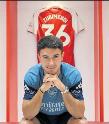  ?? ?? Martín Zubimendi posa en el vestuario del Arsenal.