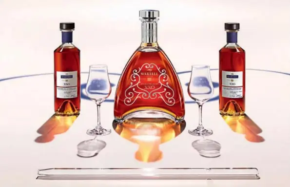  ??  ?? The beautifull­y crafted Martell Chanteloup XXO Masterpiec­e trunk holds the graceful decanter with the bold golden-amber hued cognac within it.