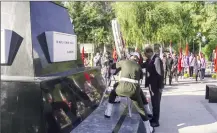  ?? ?? President Ersin Tatar laying a wreath at the Atatürk Lefkoşa
Statue in