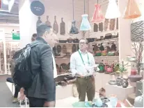  ?? FOTO FROM DTI’S WEBSITE ?? WORLD CLASS.Cebuano exporter Pete Delantar of Natures Legacy entertains buyers during the Ambiente show in Germany.