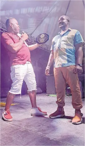  ?? RASBERT TURNER ?? Leon ‘Lemon’ Parkins (left) presents Samuel ‘Sammy Question’ Turner with an award at the North Coast Comedy and Food Festival held on Sunday.