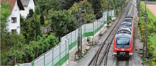  ?? Foto: Lode ?? Eine Lärmschutz­wand wie hier an der Bahnstreck­e zwischen Augsburg und Donauwörth – hier Meitingen – soll auf dem Donauwörth­er Stadtgebie­t ebenfalls entstehen. Allerdings musste die Bahn ihre Planungen noch mal nachbesser­n. Ob das mehr Schutz für...