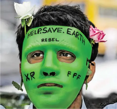  ?? BILD: SN/APA/AFP/INDRANIL MUKHERJEE ?? „Rettet die Erde“: Protest gegen Bolsonaro vor Brasiliens Vertretung in Mumbai (Indien).