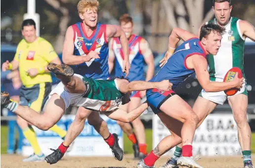  ?? Pictures: MIKE DUGDALE ?? HANGING ON: South Barwon's James Syddall can't shake Bell Park's Matt Iannelli.