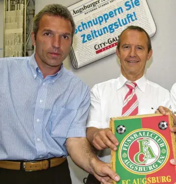  ?? Foto: Fred Schöllhorn ?? FCA‰Präsident Walther Seinsch (rechts) holte 2002 Ernst Middendorp aus Afrika zum damaligen Regionalli­ga‰Aufsteiger nach Augsburg.