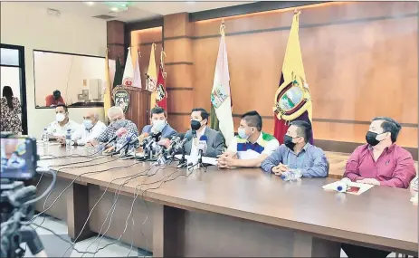  ?? Cortesía Diario El Correo ?? Machala.- Reunión de alcaldes de los diferentes cantones de El Oro, en la que acordaron pedir la revisión del estado de excepción.