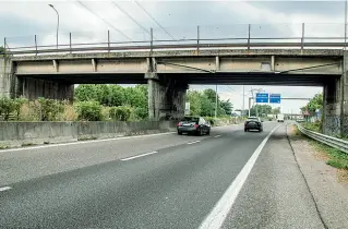  ??  ?? Superstrad­a Uno dei ponti della Milano-Meda sottoposti a controlli sotto il profilo statico (LaPresse)