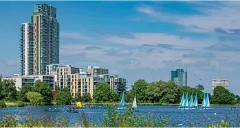  ??  ?? SHORE THING: Kayaking, canoeing and sailing are on offer at Woodberry Down in London