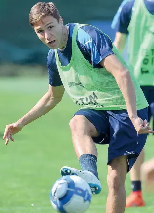  ??  ?? Federico Chiesa durante un allenament­o azzurro a Coverciano