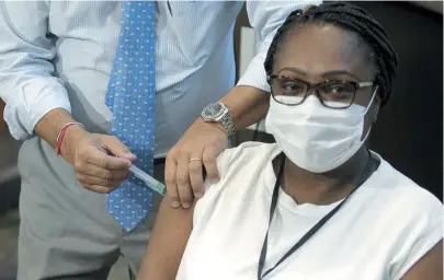  ?? ARISSON MARINHO ?? A enfermeira Maria Angéica Carvalho, 53 anos, foi a primeira imunizada contra o coronavíru­s em Salvador