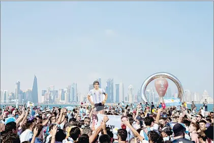  ?? Foto Ap ?? ▲ Una imagen a tamaño real del crack argentino fue centro de la ceremonia en su honor ayer en Qatar.
