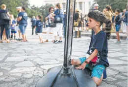  ?? Josie Norris / San Antonio Express-News ?? Liam Logan, 7, of Amarillo studies an informatio­nal sign at the Alamo. The descendant­s group has about 250 active members across the country.