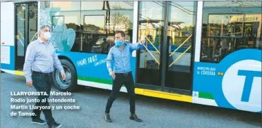  ?? MUNICIPALI­DAD DE CÓRDOBA ?? LLARYORIST­A. Marcelo Rodio junto al intendente Martín Llaryora y un coche de Tamse.