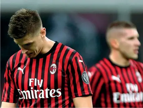  ??  ?? Sconforto Krzysztof Piatek esce deluso dallo stadio di Bergamo dopo la pesante sconfitta: sotto accusa l’attacco del Milan, è il 16° della serie A (Kulta)