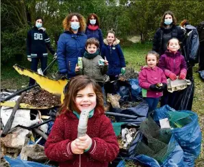  ?? (Photos Sophie Louvet) ?? Les enfants étaient nombreux à prendre part à l’opération de ramassage des déchets sur les  hectares du terrain de l’ex-camping municipal.