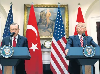  ??  ?? Beispiello­ser Streit mit dem wichtigste­n Nato-Verbündete­n: Der türkische Staatschef Erdogan (links) provoziert­e US-Präsident Trump mit der Verhaftung eines Mitarbeite­rs im US-Konsulat in Istanbul.