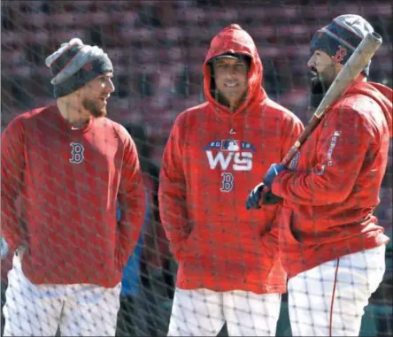  ?? ELISE AMENDOLA - THE ASSOCIATED PRESS ?? Boston Red Sox manager Alex Cora, middle, chats with catchers, Christian Vazquez, left, and Sandy Leon, right, during a baseball work out at Fenway Park, Sunday, Oct. 21, 2018, in Boston. The Red Sox are preparing for Game 1 of the baseball World Series against the Los Angeles Dodgers scheduled for Tuesday in Boston.