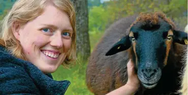  ?? FOTO: CONSTANZE SCHINDLER ?? Rosalie Albrecht ist eine der 16 Schäferinn­en und Schäfer in Thüringen, die die Naturstift­ung David im Rahmen des Projekts „Weidewonne“betreut.