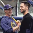  ?? MATT SLOCUM / ASSOCIATED PRESS ?? Brewers manager Craig Counsell and Ryan Braun watch batting practiceWe­dnesday in preparatio­n forGame 1 of the National League Championsh­ipSeries.