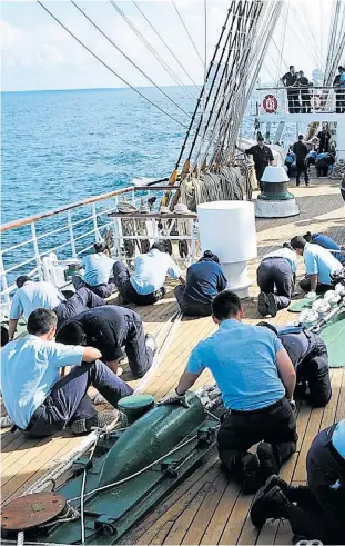  ??  ?? Limpieza. Entre las muchas tareas exigidas, los cadetes deben ocuparse de limpiar la cubierta del buque antes de concluir la travesía