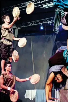  ?? FLORIAN LANG ?? Phare Circus Troupe juggles Khmer woven baskets.