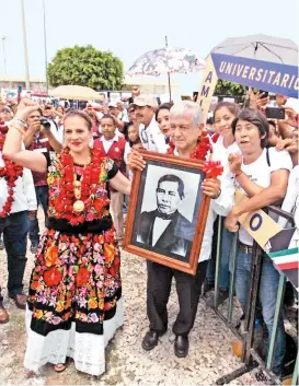  ??  ?? En Oaxaca prometió pagar más a maestros de zonas remotas.