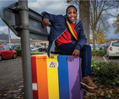  ?? FOTO KAREL HEMERIJCKX ?? Op voorstel van Noah werd het elektricit­eitskastje aan ontmoeting­scentrum Oosterhof in de regenboogk­leuren geschilder­d.