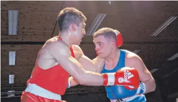  ?? FOTO: JOCHEN DEDELEIT ?? Lokalmatad­or Kushtrim Mahmuti (rechts) musste zuletzt einiges wegstecken. In Dornbirn steht das Boxteam nun unter Erfolgsdru­ck.