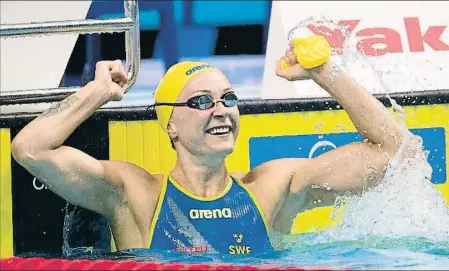  ?? PATRICK B. KRAEMER / EFE ?? La nedadora sueca celebra la seva excel·lent victòria en els 100 metres papallona