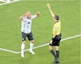  ?? DPA ?? Protesta. Mascherano pide el VAR en el partido contra Nigeria.