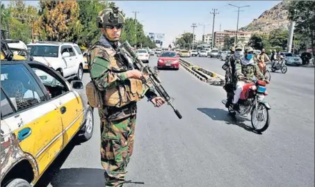  ?? AFP ?? A member of the ruling Taliban group’s special forces unit stands guard on a street in Kabul, Afghanista­n on Sunday.