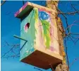  ??  ?? Ilja, 12, aus Baldingen hat dieses Vogelhaus gebaut, Emilia, 4, hat es angemalt.