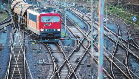  ?? FOTO: SINA SCHULDT/DPA ?? Die Bahn plant umfangreic­he Sanierunge­n. Dabei werden erstmals Strecken oder Streckente­ile komplett für Monate gesperrt.