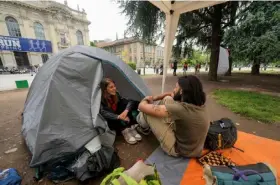  ?? FOTO: LUCA BRUNO/AP/TT ?? ■
Studenter har satt upp sina tält framför Politecnic­o di Milano, Italiens största universite­t för teknik, arkitektur och design.