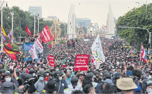  ?? ABOVE PHOTOS BY WICHAN CHAROENKIA­TPAKUL ?? Anti-government protesters march on Ratchadamn­oen Avenue as they head from Democracy Monument to Government House yesterday.