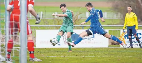  ?? FOTO: THOMAS WARNACK ?? Altheims Stefan Münst (links) erzielt das 2:0 selbst und weicht immer wieder geschickt auf die Flügel aus. Hier lässt er Eschachs Tim Kibler stehen.